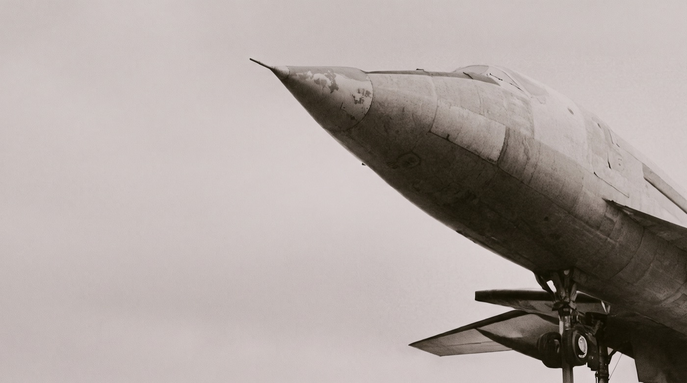 Le nez du Concorde sous un ciel couvert