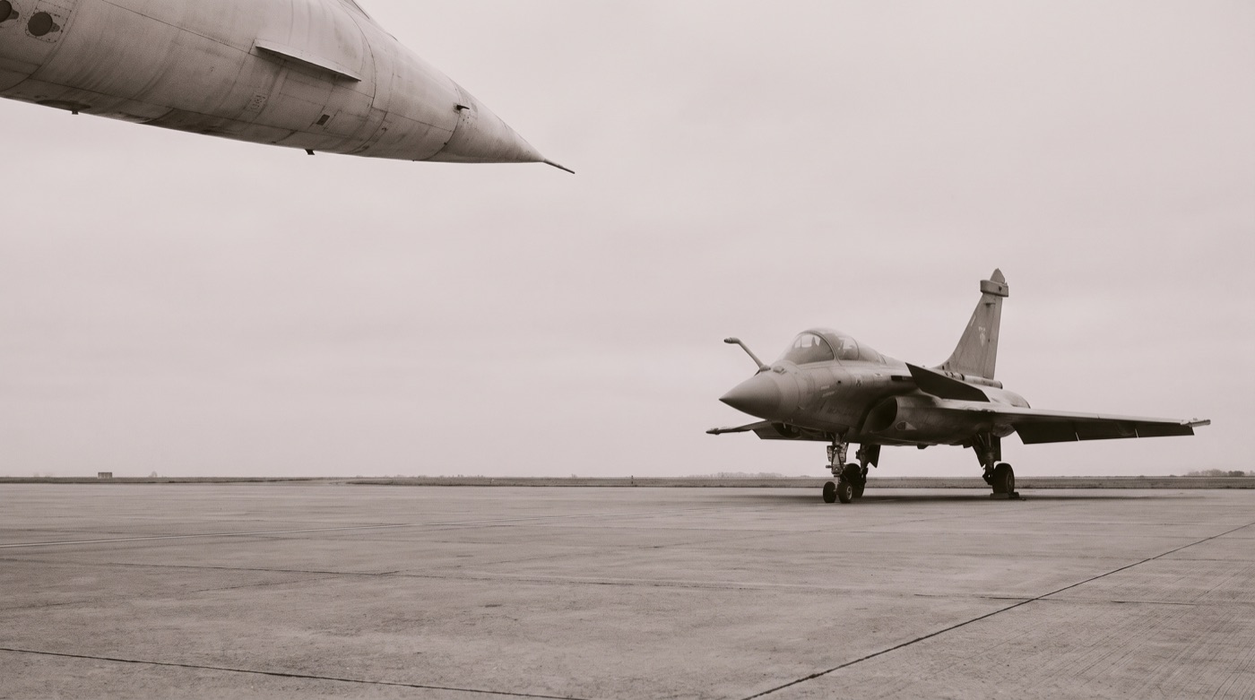 Un Rafale stationné sur le tarmac, sous le nez du Concorde