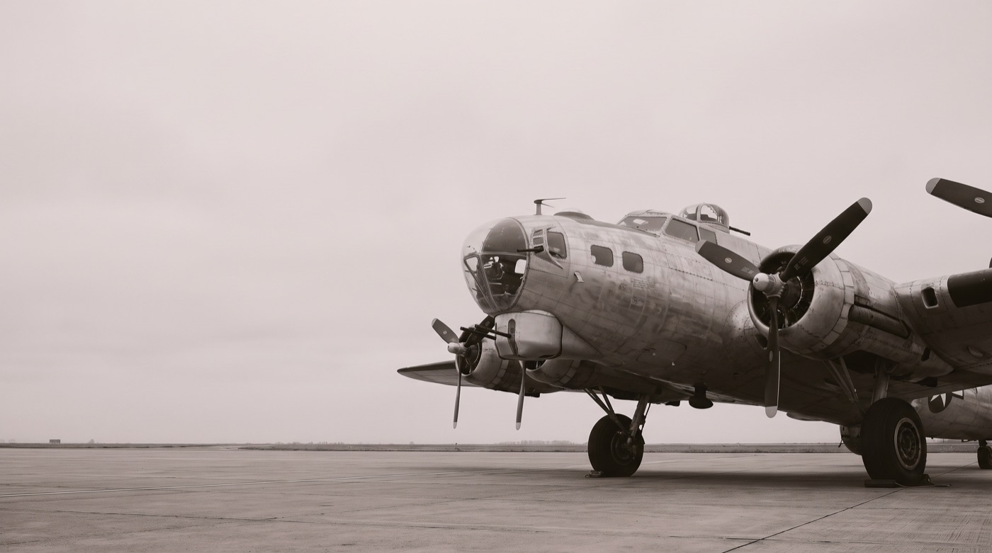 Un bombardier B-17 en aluminium, nez vitré et hélices