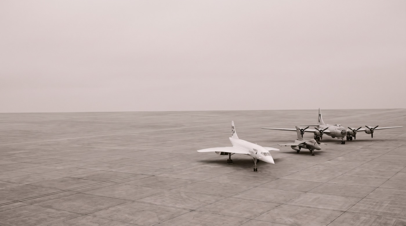 Trois avions sur un tarmac immense, vus de haut